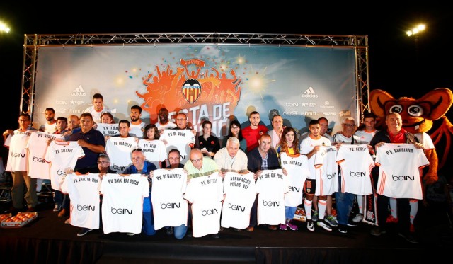La plantilla se da un baño de valencianismo en Almenara