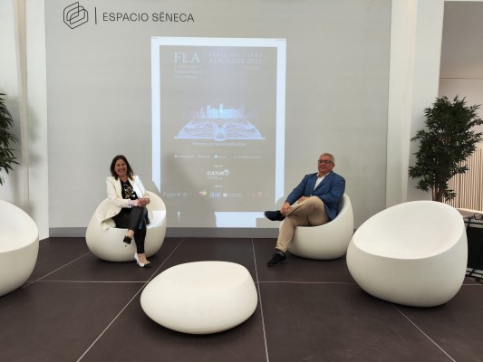 La Feria del Libro de Alicante arranca este viernes en Espacio Séneca con la conferencia de Lola Blasco

