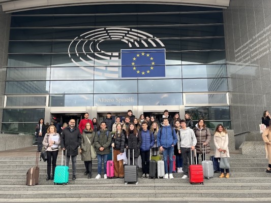Del colegio la Consolación a Bruselas: diez alumnos conocen los retos locales en el Parlamento Europeo