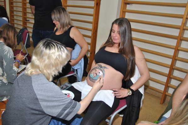 Un dibujo para cada barriga: estudiantes de arte en Castelló decoran los vientres de futuras 'mamás'