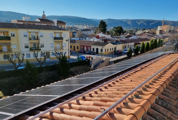 Ontinyent incorpora en la UNED su primera instalación pública de autoconsumo colectivo