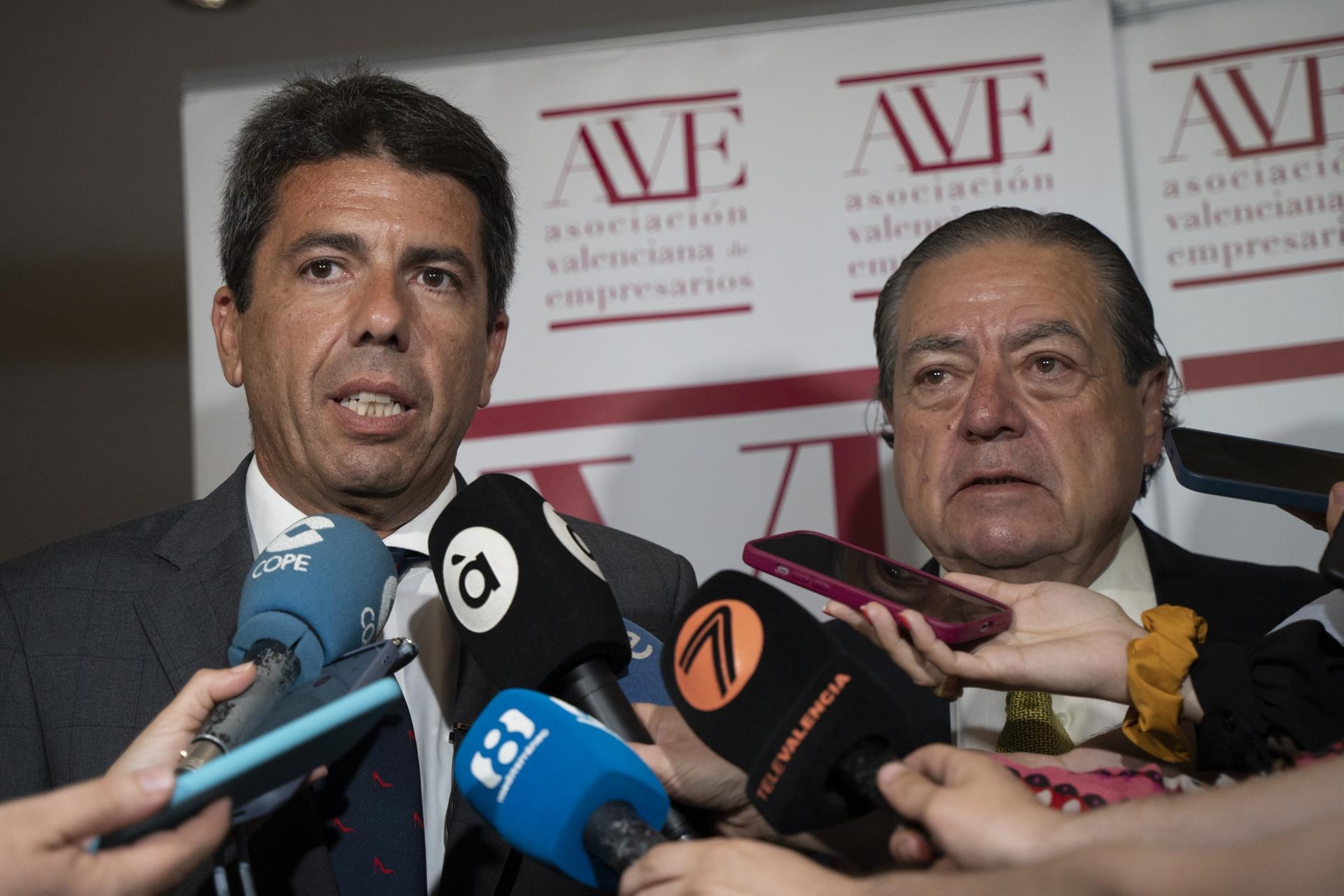 El presidente del PPCV y candidato a la Generalitat, Carlos Mazón, atiende a medios a su llegada a un encuentro de la Asociación Valenciana de Empresarios (AVE) con distintos candidatos a la presidencia de la Generalitat - Foto: Jorge Gil - Europa Pr - 