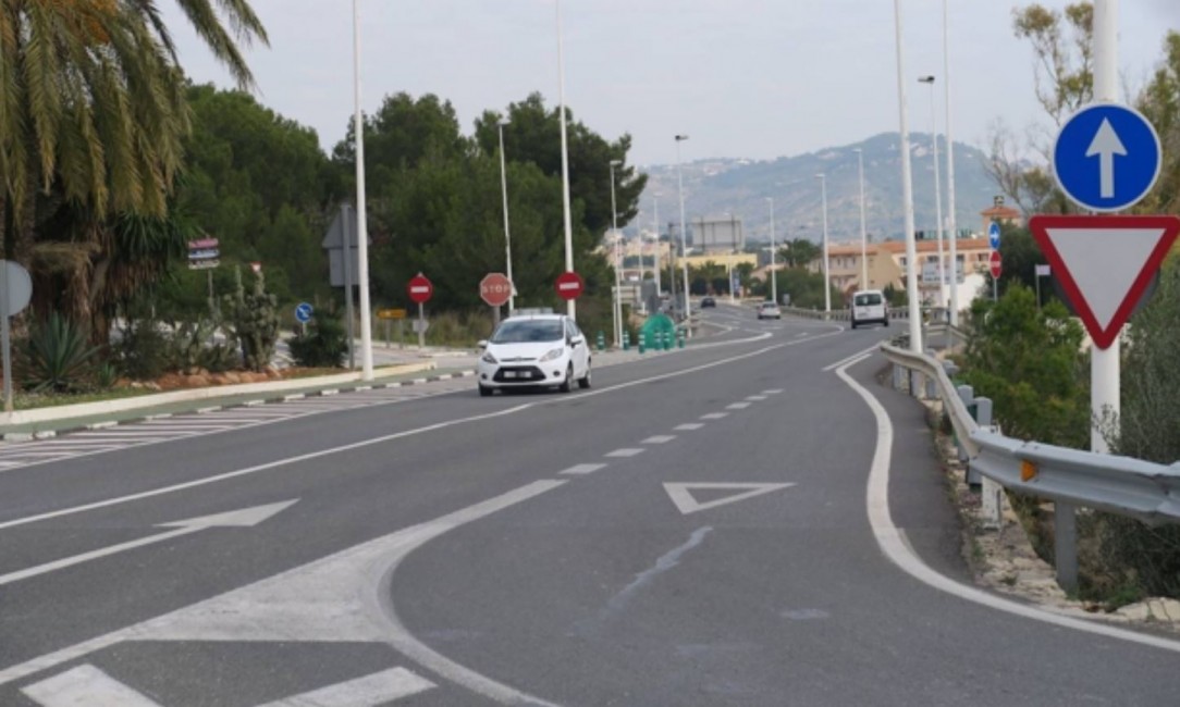 Un tramo de la N-332 a su paso por Calp en un punto de acceso al casco urbano.  - 