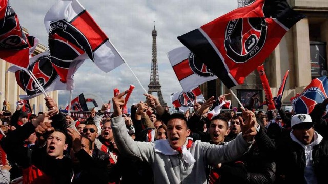 Centenares de hinchas del PSG piden la dimisión de la cúpula a las puertas de su sede 