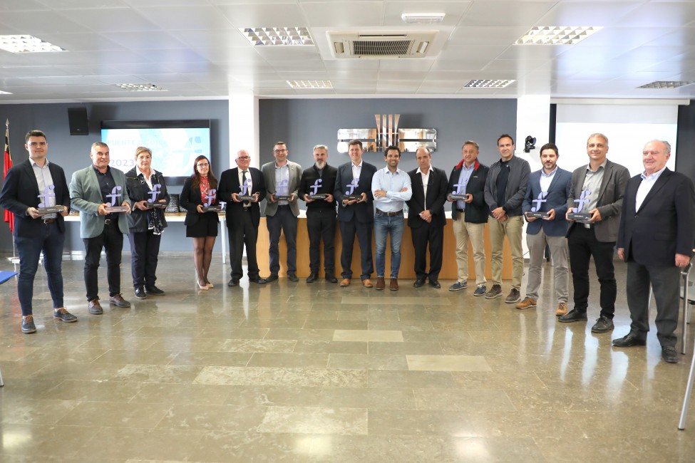 Imagen de los premiados acompañados por el presidente de la EGM, Carlos Serrano, presidente de Honor, Santiago Salvador, y alcalde de Paterna, Juan Antonio Sagredo. Foto: EGM Fuente del Jarro - 