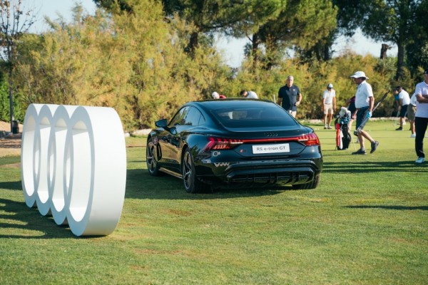 Los aficionados al golf celebran el comienzo de la nueva temporada de la Audi quattro Cup