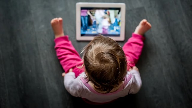 Niños y pantallas: controversia ante la principal actividad infantil fuera de la escuela
