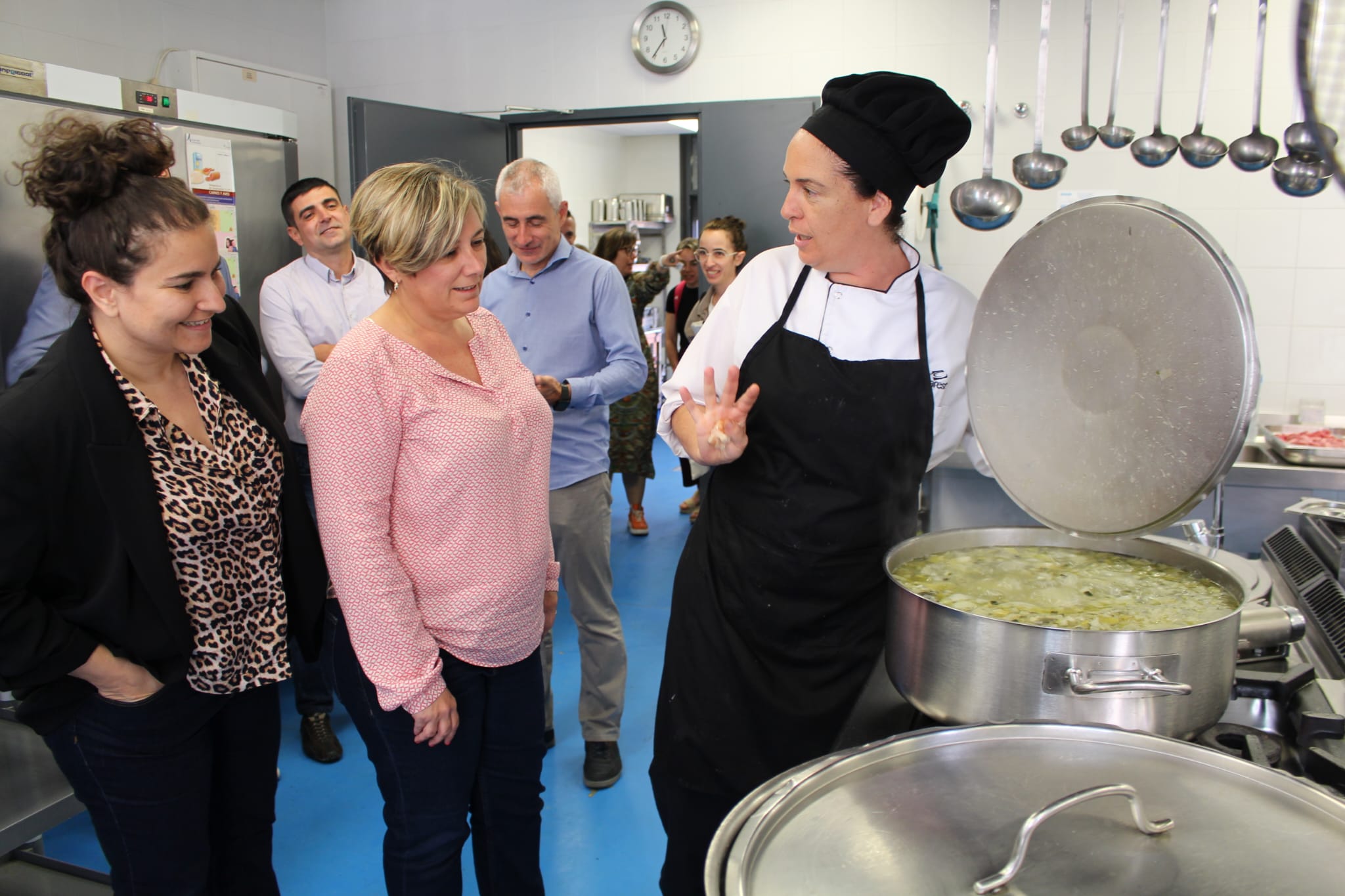 La consellera de Educación, Raquel Tamarit, en las cocinas del CEIP San Roque de Alicante. - 