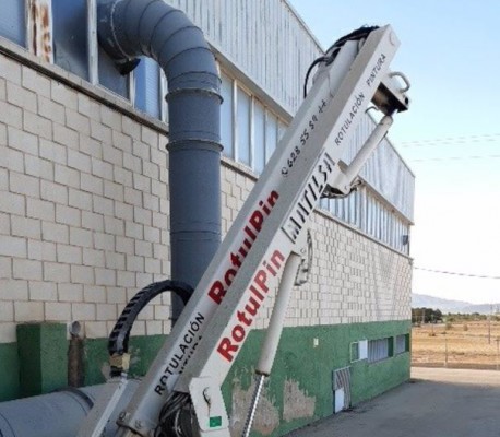  Muere un trabajador de 58 años al caer al suelo desde una grúa en Yecla mientras pintaba una nave