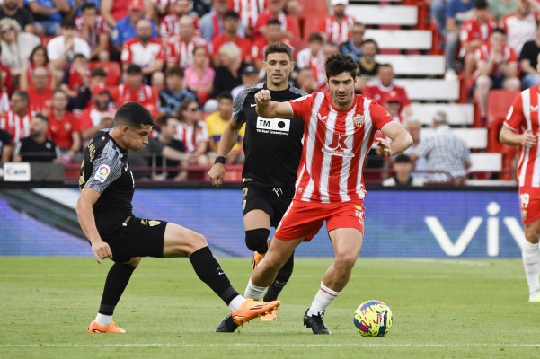 El Elche desciende al perder ante un Almería que da importante paso para la salvación
