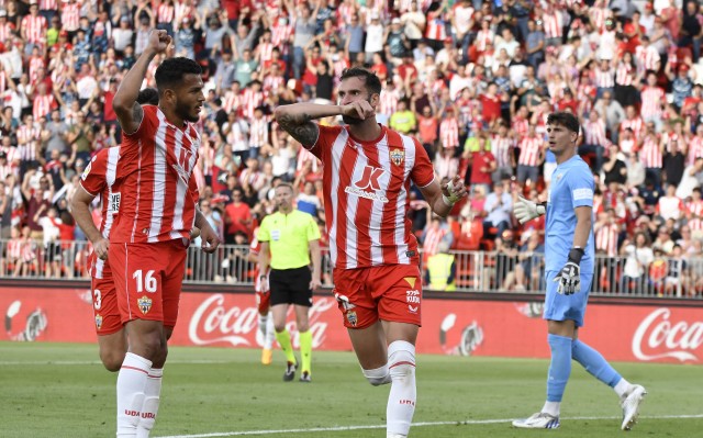 Un gol de Leo Baptistao adelanta al Almería sobre el Elche al descanso
