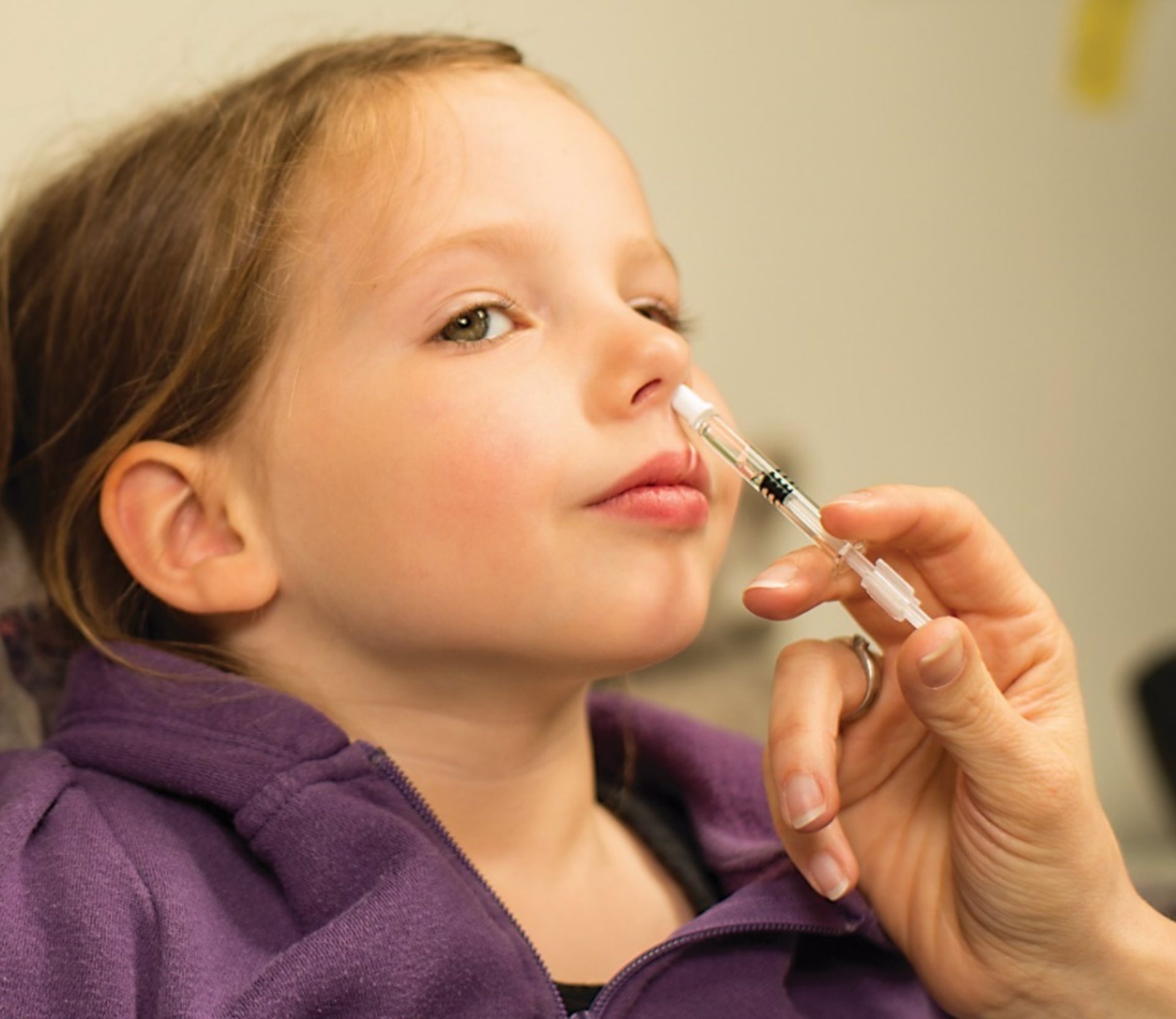 Sanidad administrará a los menores de 2 y 5 años la vacuna intranasal contra la gripe