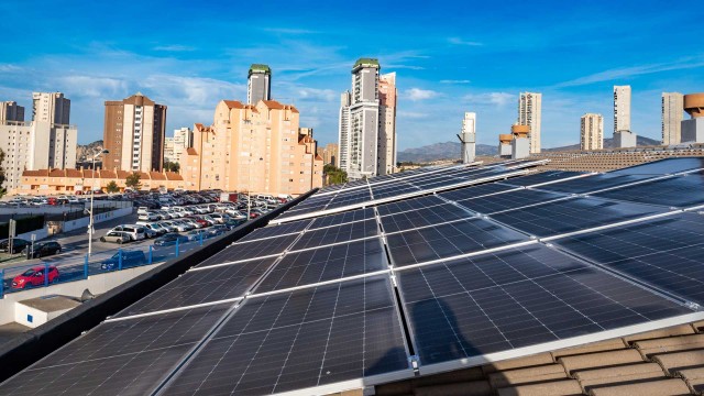 Benidorm comienza en el CEIP Miguel Hernández la instalación de placas fotovoltaicas 