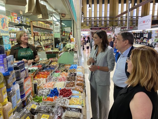 Sandra Gómez promete un plan de modernización de los mercados municipales de València
