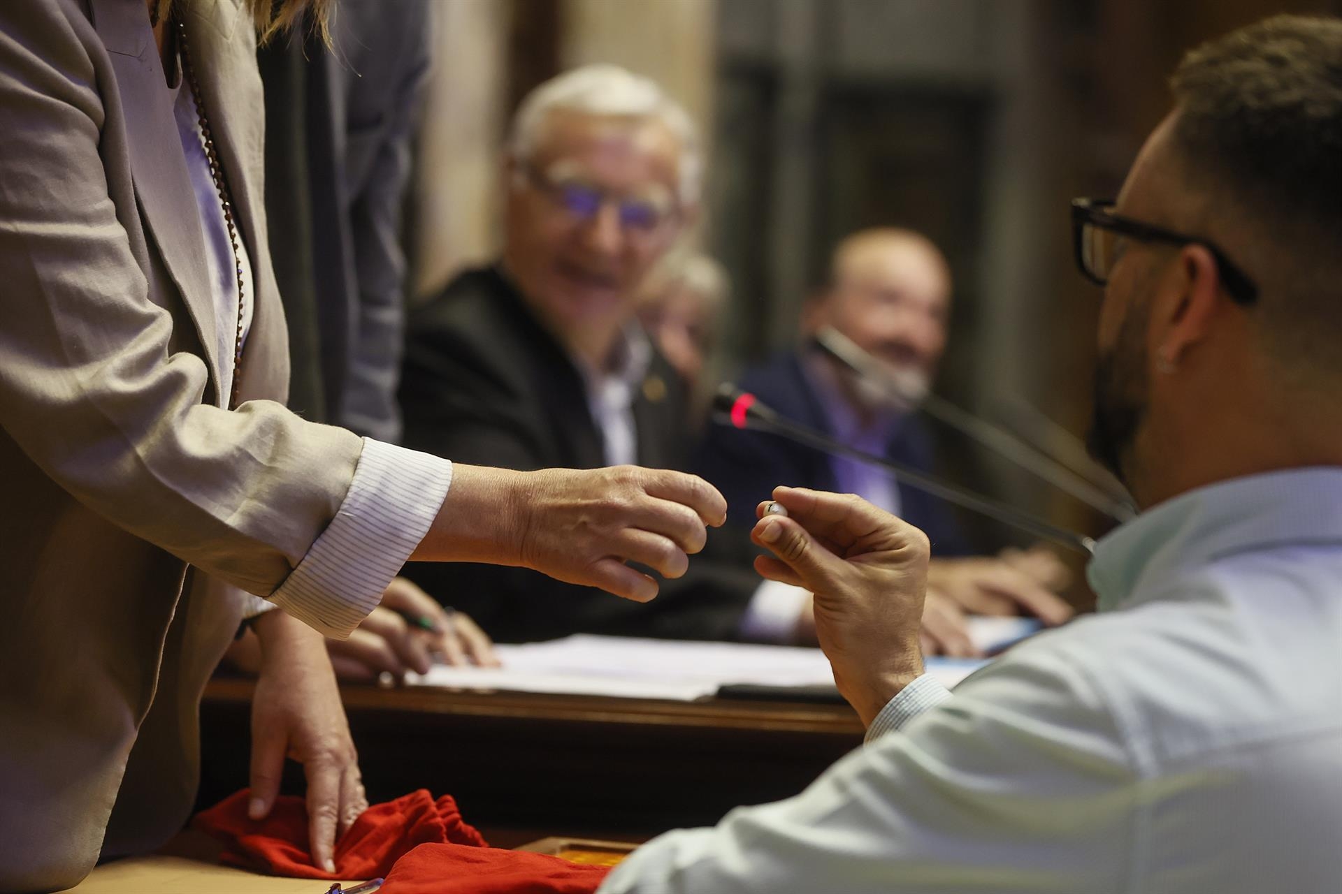 Sesión extraordinaria del pleno del Ayuntamiento del sorteo para la designación de las personas que integrarán las mesas electorales en las próximas elecciones locales y autonómicas del 28 de mayo - Roto: ROBER SOLSONA - 