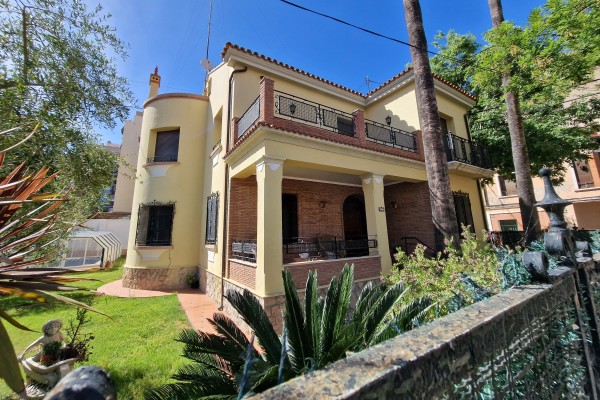 Subastan un chalet casi en el centro de Castelló: 360 m2 edificados por 460.000 euros