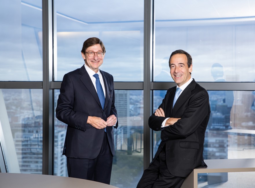 José Ignacio Goirigolzarri (izq.), presidente de CaixaBank, y Gonzalo Gortázar, consejero delegado de la entidad  - 