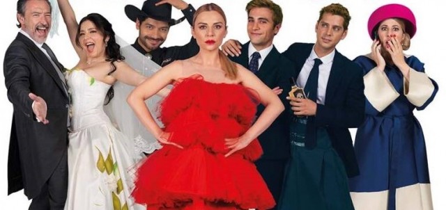El director murciano Alfonso Albacete le hace los honores en la Filmoteca a su película 'La novia de América'