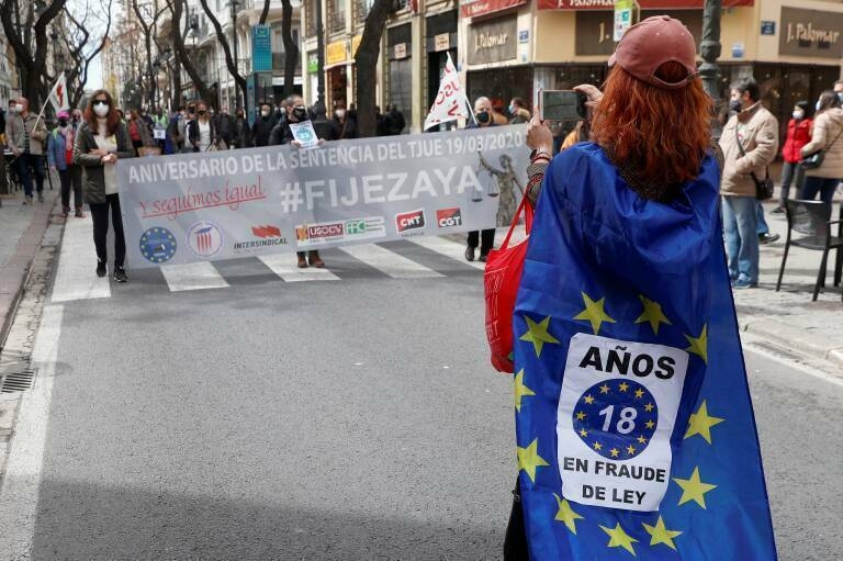 Una sentencia da la razón a los interinos que buscan frenar sus ceses