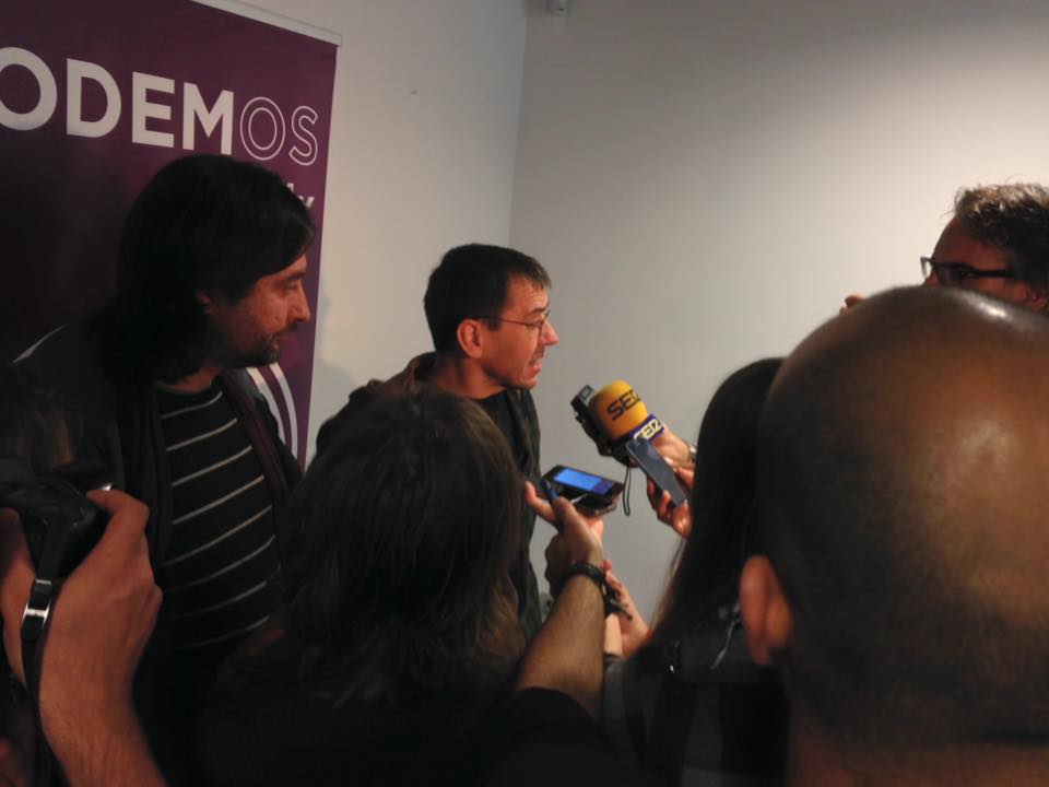 Juan Carlos Monedero atiende a la prensa tras su discurso en Elche - 