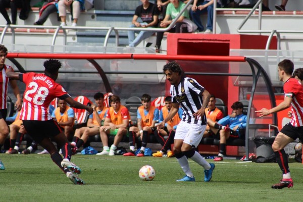 El Castellón reacciona a tiempo en Lezama y recupera sensaciones con un triunfo vital