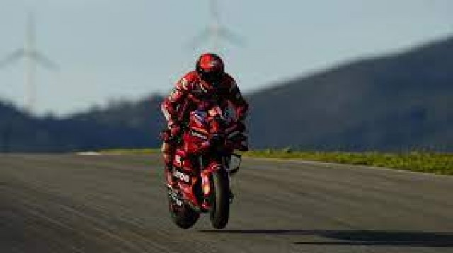 Bagnaia vence por delante de Binder