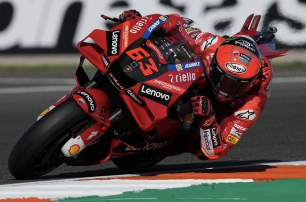Bagnaia vence por delante de Binder