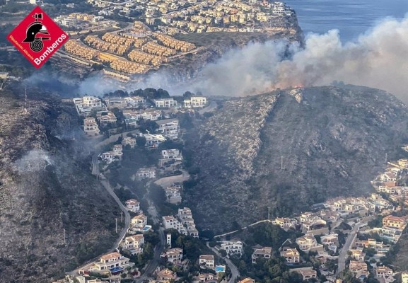 Estabilizado el incendio de Teulada tras quemar 18 hectáreas y obligar a desalojar a 120 vecinos
