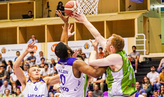 El TAU Castelló  pierde en los minutos finales ante un consistente Valladolid