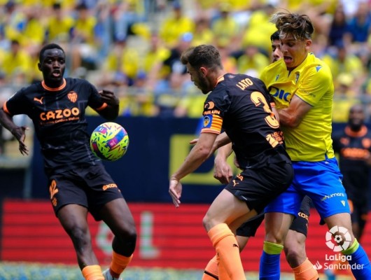La pesadilla del descenso del Valencia CF reaparece en Cádiz