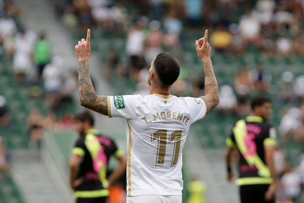 'Tete' Morente adelanta al Elche ante un Rayo en inferioridad numérica