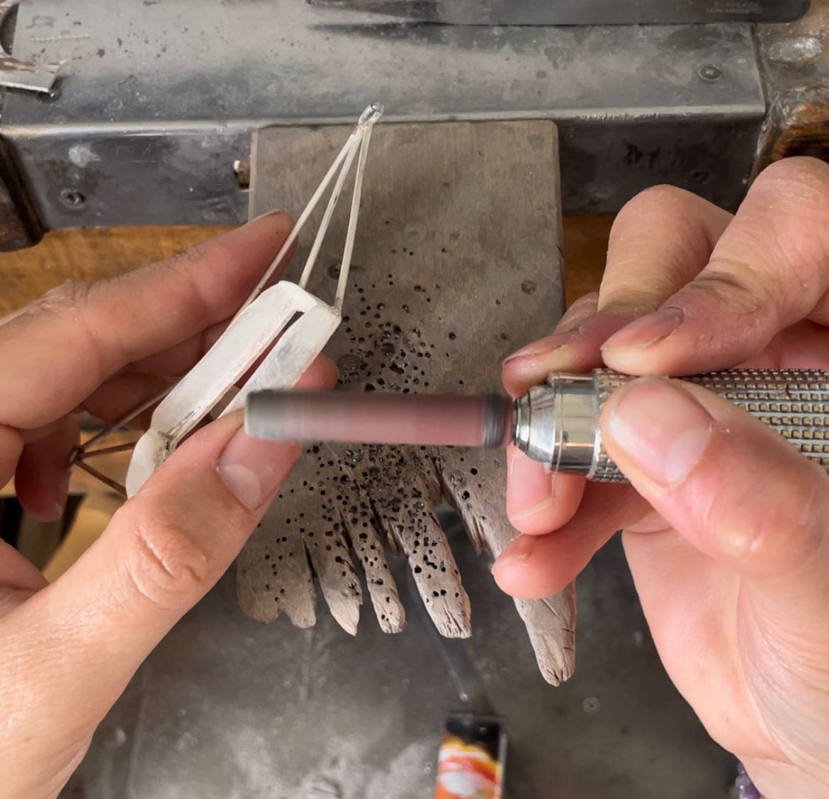 Almedíjar preserva el arte de la joyería y diseña piezas exclusivas que distribuye en España