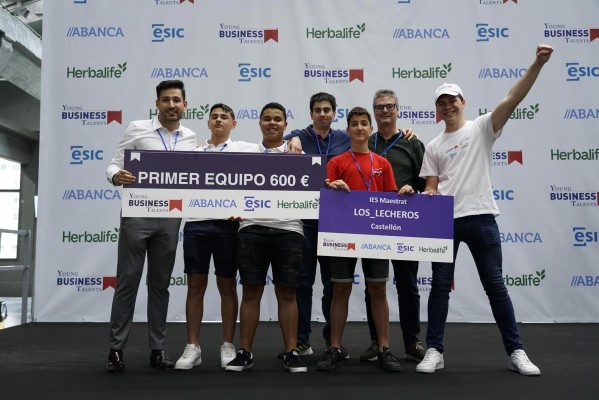 Cuatro estudiantes de Sant Mateu se convierten en los mejores empresarios virtuales de España