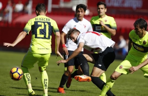 El Elche naufraga ante un Sevilla Atlético que no le tiene miedo a las alturas
