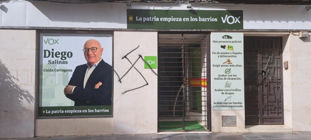 La sede de Vox Cartagena amanece pintada con una esvástica en la fachada