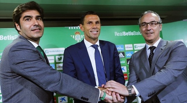 Poyet no encuentra el rumbo ante las urgencias y protestas del beticismo
