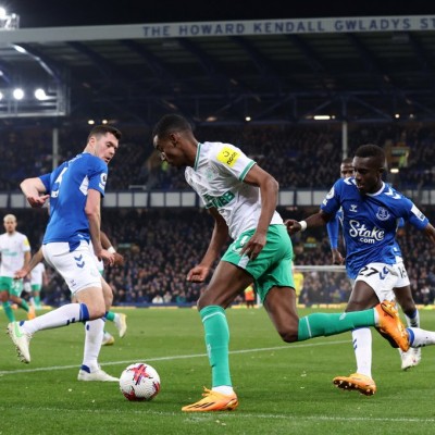 Aleksander Isak, como Thierry Henry