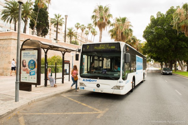 La espera del autobús de la línea 7 a Polígono de Santa Ana y Los Dolores se reduce a diez minutos desde este lunes