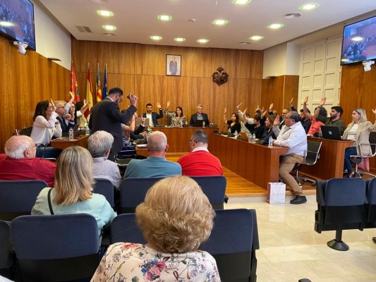 El voto de calidad de Gracia evita la reprobación de Aix en el último pleno del mandato en Orihuela