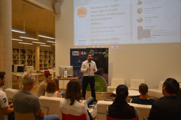 Un dispositivo que ahorra y reutiliza el agua en la ducha, idea ganadora del Climathon