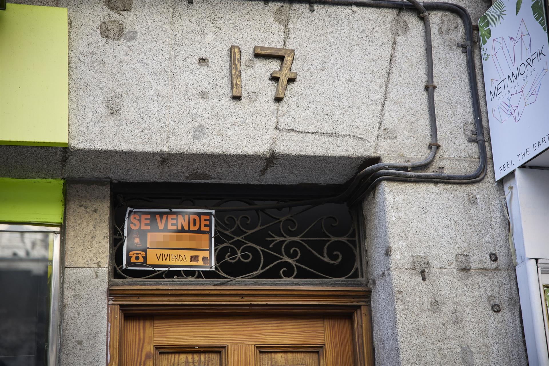 Cartel de una vivienda en venta en el escaparate en el barrio de Almagro - Foto. Jesús Hellín - Europa Press - - 
