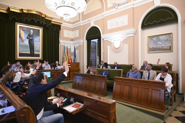 El Fadrell y la oposición acaban la legislatura como empezaron, divididos y... con un mitin del PP
