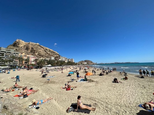 Alicante encara el puente del 1 de mayo con hoteles y apartamentos turísticos 'al completo'