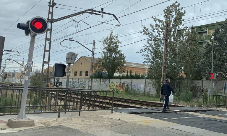 Una nueva muerte reaviva la eterna lucha para soterrar las vías del tren en Alfafar