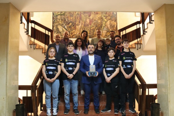 Vila-real aposta per impartir robòtica als centres educatius i dóna suport a l'equip 'IQ Makers'