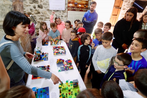 Una exposició de Lego a Benassal apropa els valors de la producció sostenible als més menuts