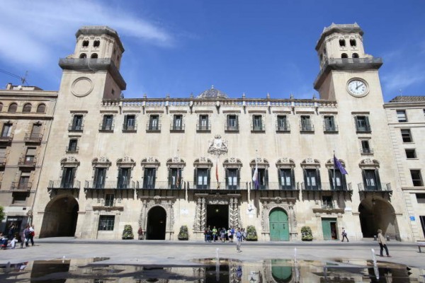 Doce partidos optan a disputarse la Alcaldía de Alicante: Contigo 'cae', Falange y PACMA siguen