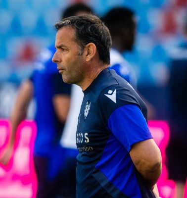 Calleja vuelve a encajar bolillos: el Levante, bajo mínimos ante el Alavés