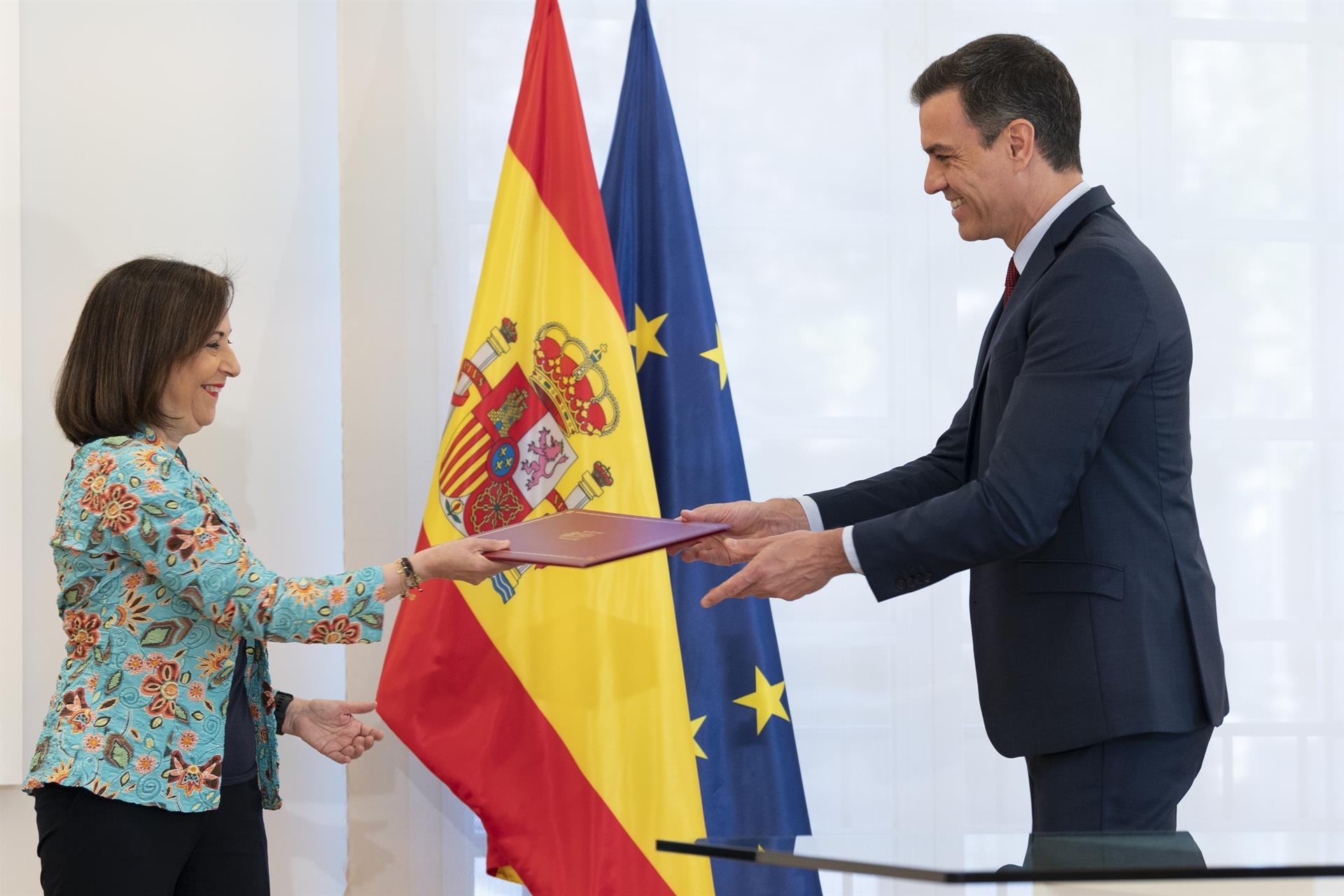 El presidente del Gobierno, Pedro Sánchez, junto a la ministra de Defensa, Margarita Robles, en una imagen de archivo .Foto: EUROPA PRESS - 