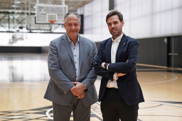 El consejero delegado de la Euroliga visita al Valencia y las obras del Arena
